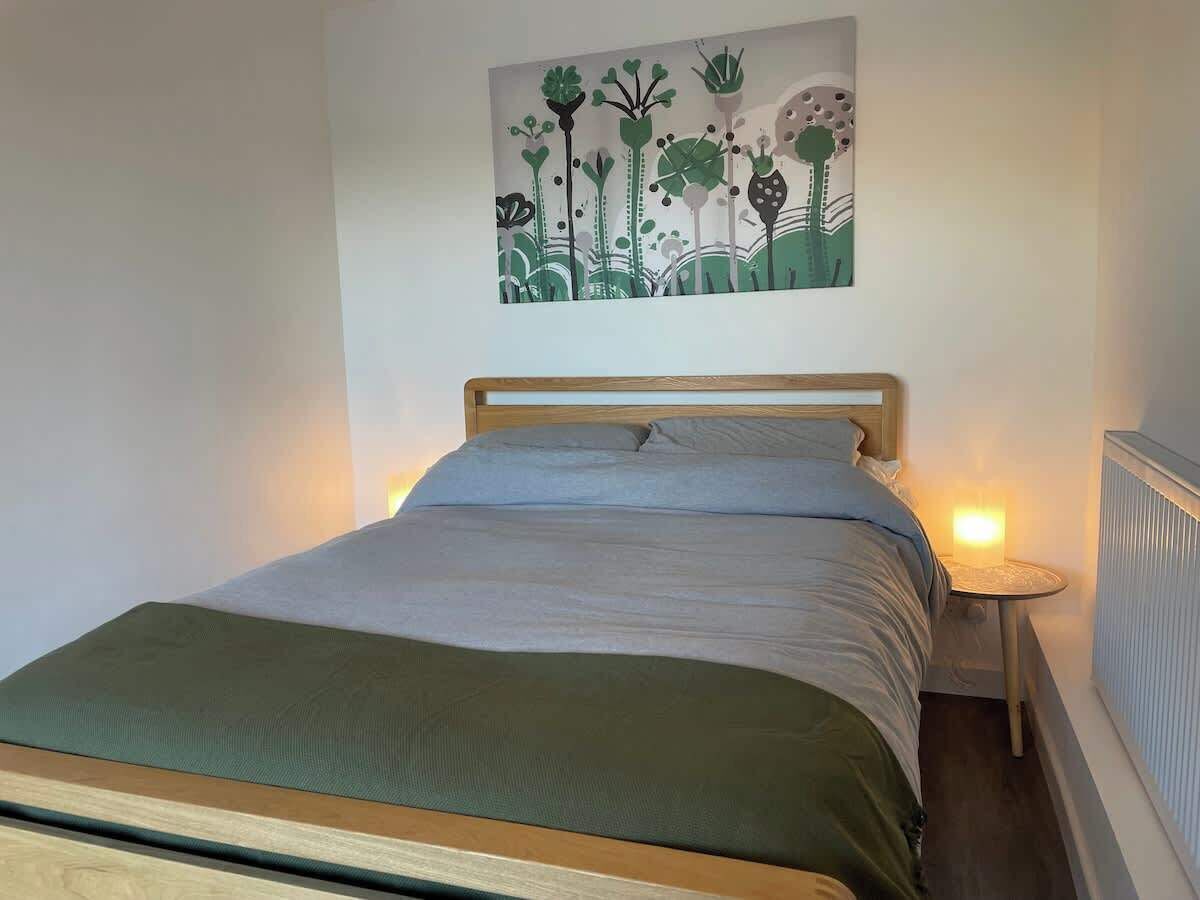 1 dormitorio, tabla de planchar con plancha, wifi y ropa de cama