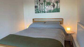 1 dormitorio, tabla de planchar con plancha, wifi y ropa de cama