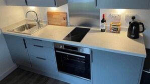 Een koelkast, een oven, een kookplaat, een waterkoker