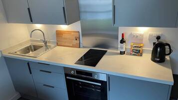 Fridge, oven, stovetop, electric kettle
