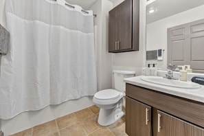 Shower, hair dryer, shampoo - Modern River Market Loft Sleeps 6 Parking WiFi (Kansas City)