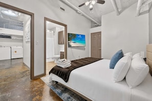 Iron/ironing board, travel cot, WiFi, bed sheets - Modern River Market Loft Sleeps 6 Parking WiFi (Kansas City)