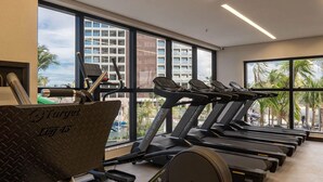 Ein Fitnessraum mit Laufbändern, Rudergerät und Beinpresse.