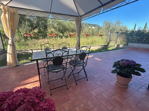 Outdoor dining - Vrbo Property (Camucia)