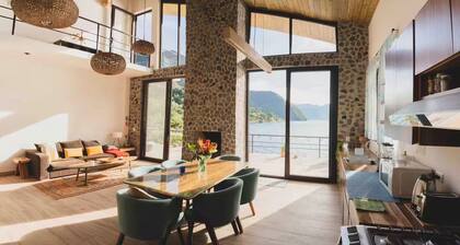 Sunrise Chalet. Impresionante casa moderna frente al lago