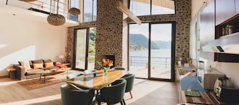 Sunrise Chalet. Impresionante casa moderna frente al lago