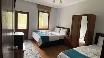 Quarto triplo standard, sacada, vista para o rio | Cofres nos quartos, Wi-Fi de cortesia
