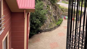 A building with a red roof and a view of a mountainous landscape. - soylu otel restoran (Caykara)