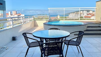 Apartamento panorâmico | Opções para refeição ao ar livre