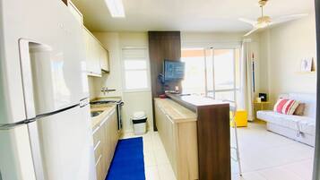 Superior Apartment | Private kitchen | Fridge, microwave, oven, stovetop