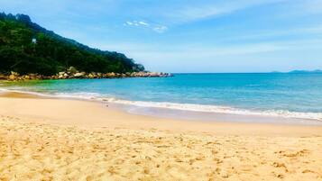 Apartamento panorâmico | Praia | Perto da praia, areia branca, espreguiçadeiras, guarda-sóis