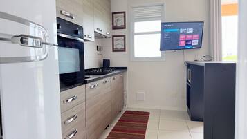 Apartamento econômico | Cozinha privada | Geladeira, micro-ondas, fogão, cooktop