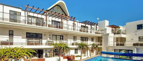 Departamento, 2 habitaciones, patio, vista al jardín | Alberca | Alberca al aire libre