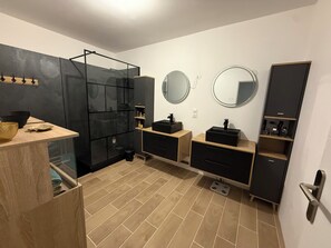 Douche, serviettes fournies, papier toilette