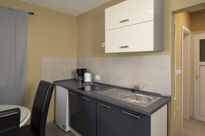 Kühlschrank, Herdplatte, Wasserkocher mit Kaffee-/Teezubehör