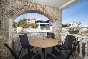Outdoor dining - Apartment Valentino 3 with shared Pool (Ližnjan)