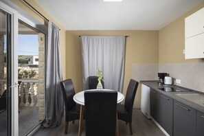 Private kitchen - Apartment Valentino 3 with shared Pool (Ližnjan)