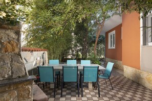 Outdoor dining - Apartment Valentino 3 with shared Pool (Ližnjan)