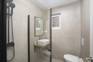 Dusche, Haartrockner, Handtücher, Seife