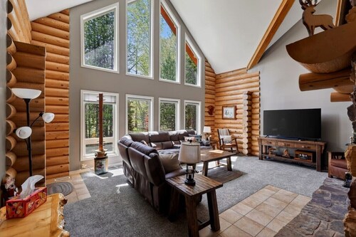 Golf Course Cabin | Sleeps 16, Hot Tub, Game Room, Golf, 25min to YSNP