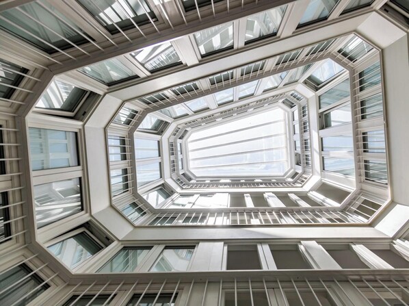 Ein modernes Gebäude mit einem geometrischen, achteckigen Dachfenster-Design.