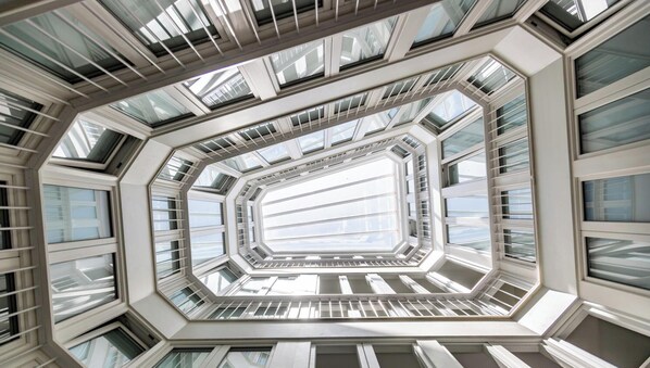 Ein modernes Gebäude mit einem geometrischen, achteckigen Dachfenster-Design.