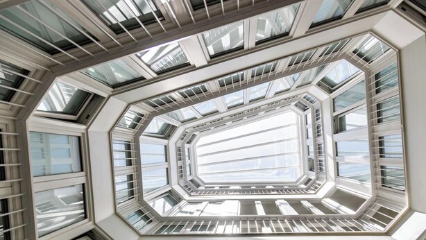 Ein modernes Gebäude mit einem geometrischen, achteckigen Dachfenster-Design.