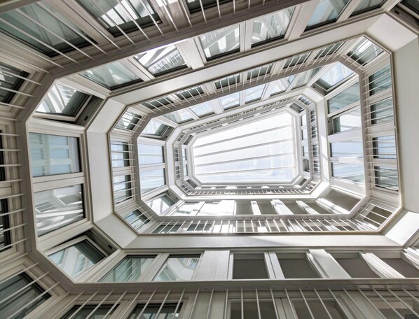 Ein modernes Gebäude mit einem geometrischen, achteckigen Dachfenster-Design.