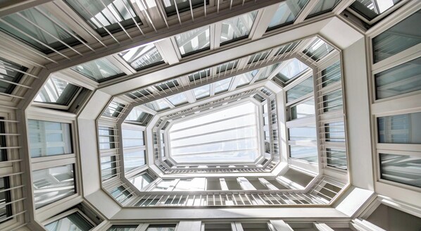 Ein modernes Gebäude mit einem geometrischen, achteckigen Dachfenster-Design.
