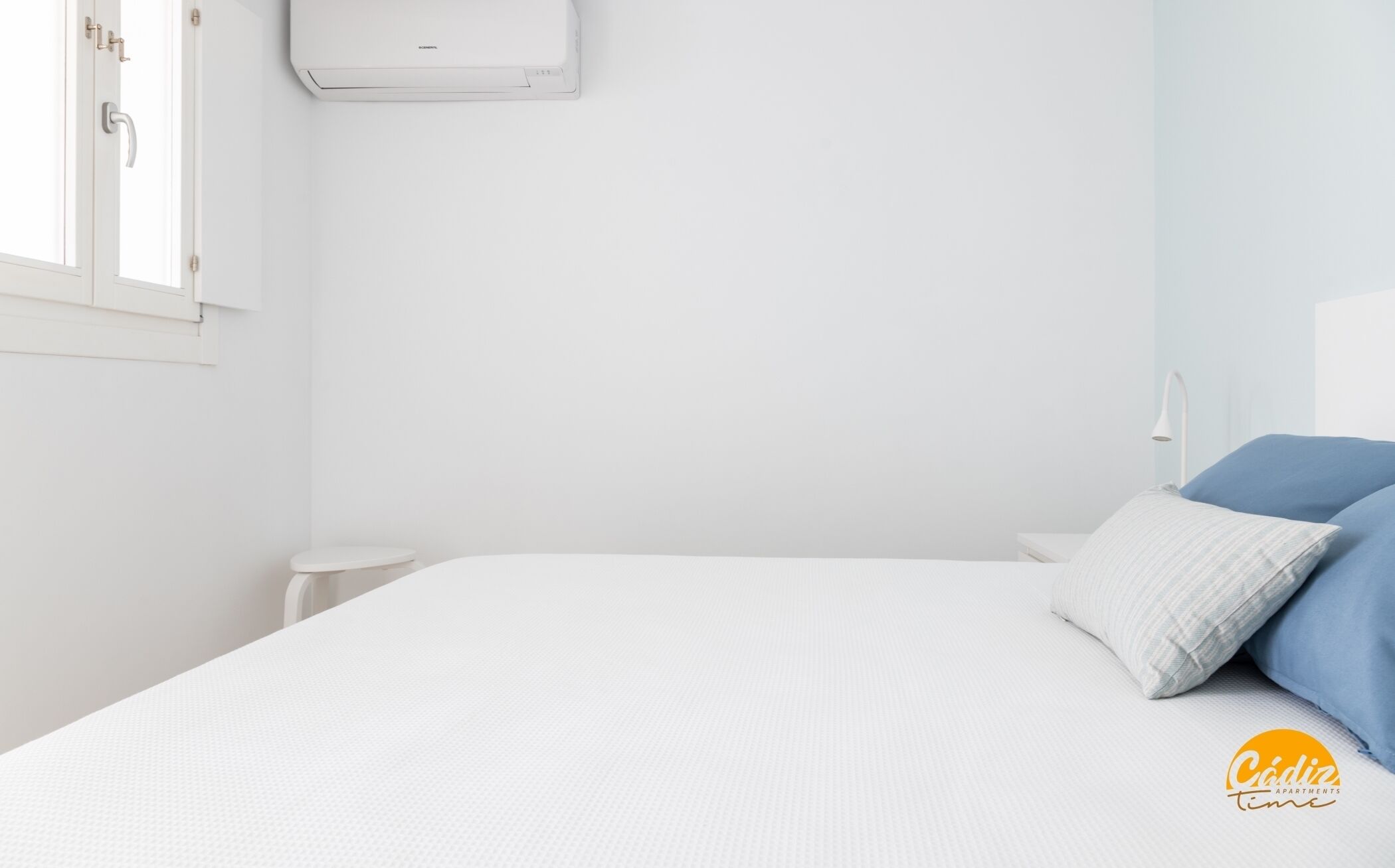 Iron/ironing board, Internet, bed sheets
