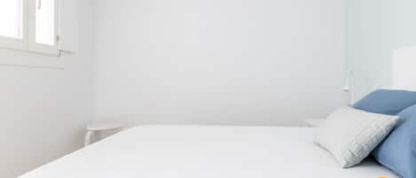 Iron/ironing board, Internet, bed sheets