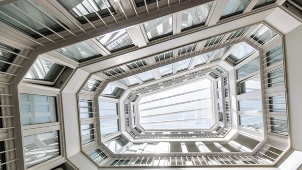 Een modern gebouw met een geometrisch, achthoekig dakraam.