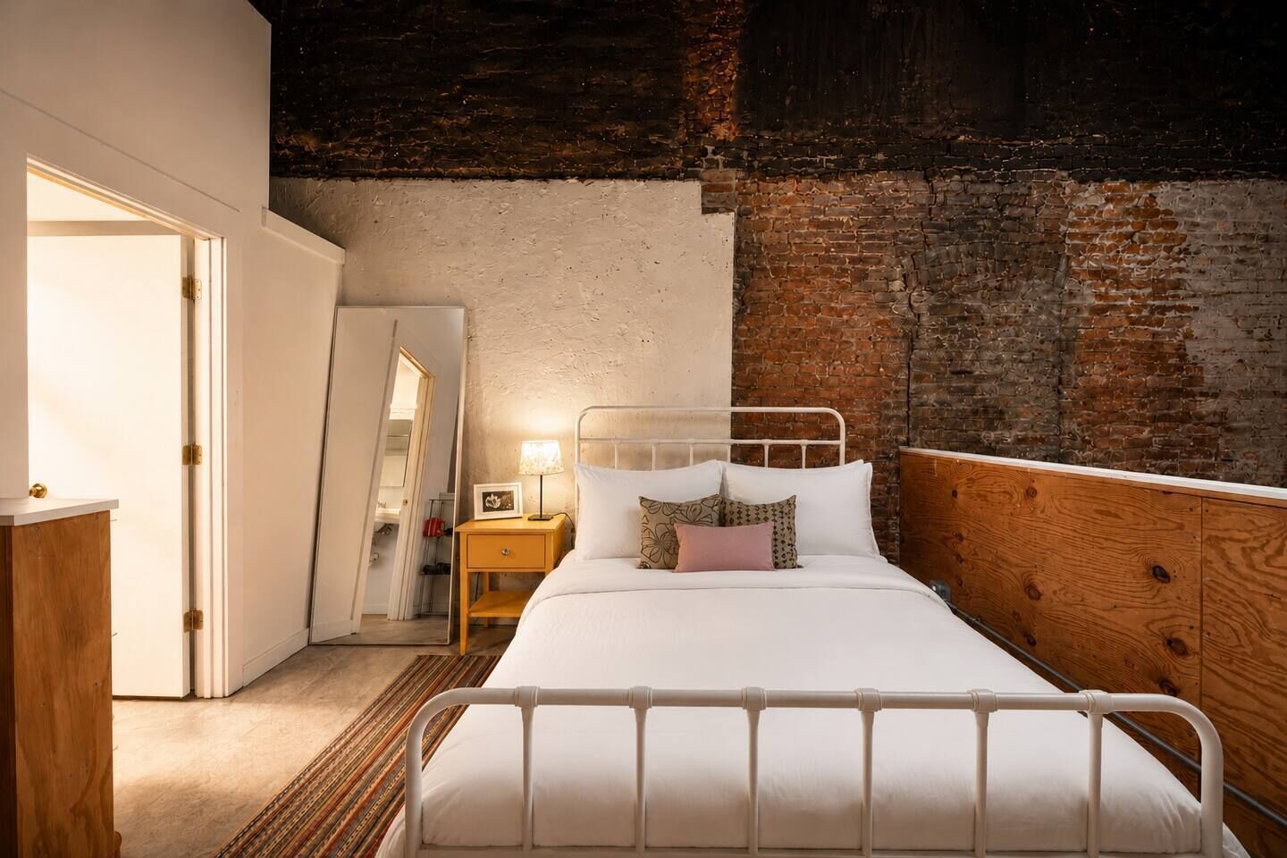 Desk, iron/ironing board, WiFi, bed sheets
