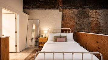 Desk, iron/ironing board, WiFi, bed sheets