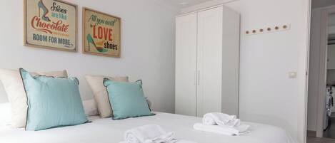 Iron/ironing board, internet, bed sheets