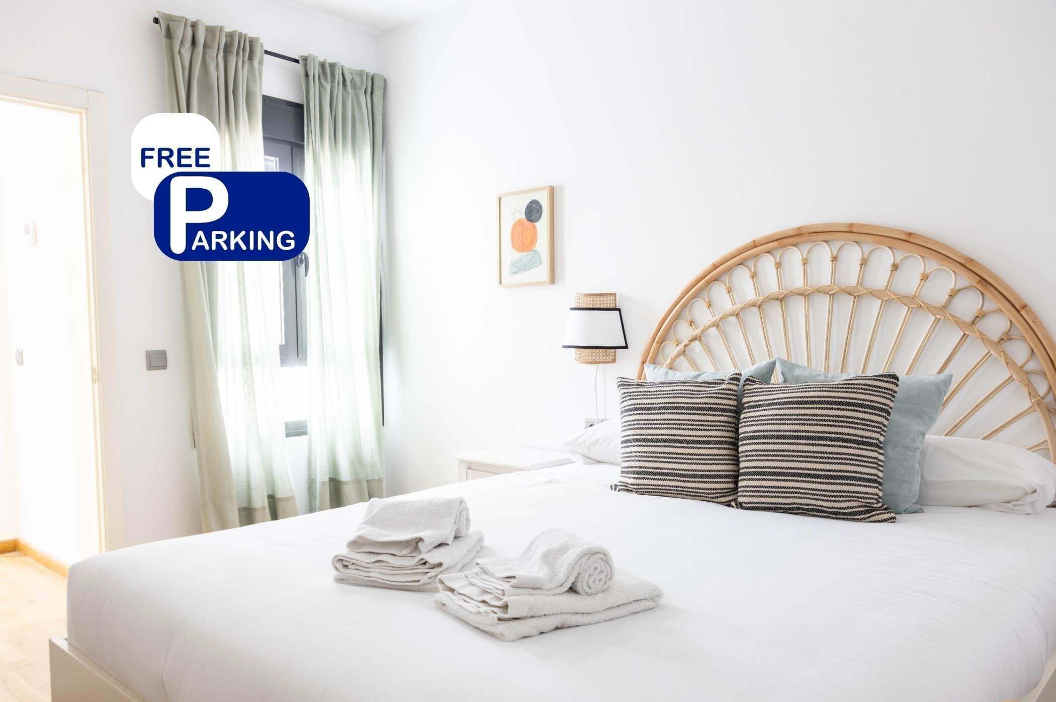 Tabla de planchar con plancha, acceso a internet y ropa de cama 