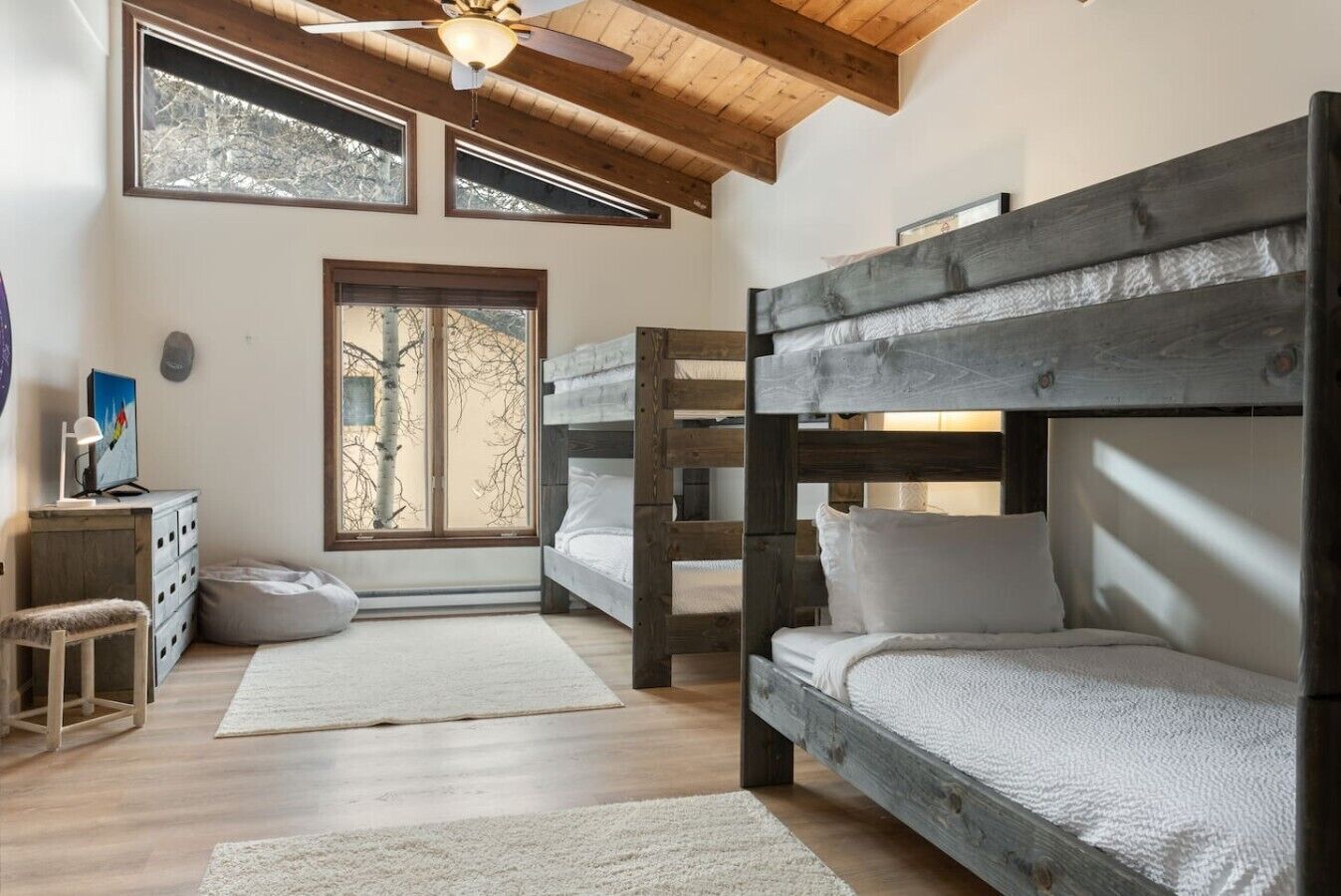 Escritorio, wifi y ropa de cama 