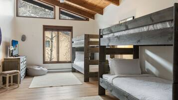 Escritorio, wifi y ropa de cama