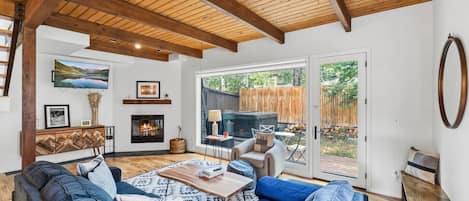 TV, fireplace