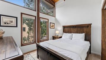 Desk, WiFi, bed sheets