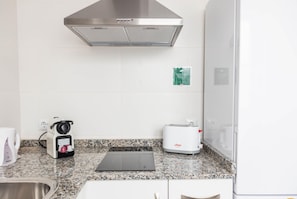 Coffee/tea maker, dishwasher, toaster, cookware/dishes/utensils - The Yellow House by Cadiz Time (Ciudad de Cádiz)
