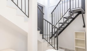 A modern staircase with black railings and white walls. - Loft Santa Maria by Cadiz Time (Ciudad de Cádiz)