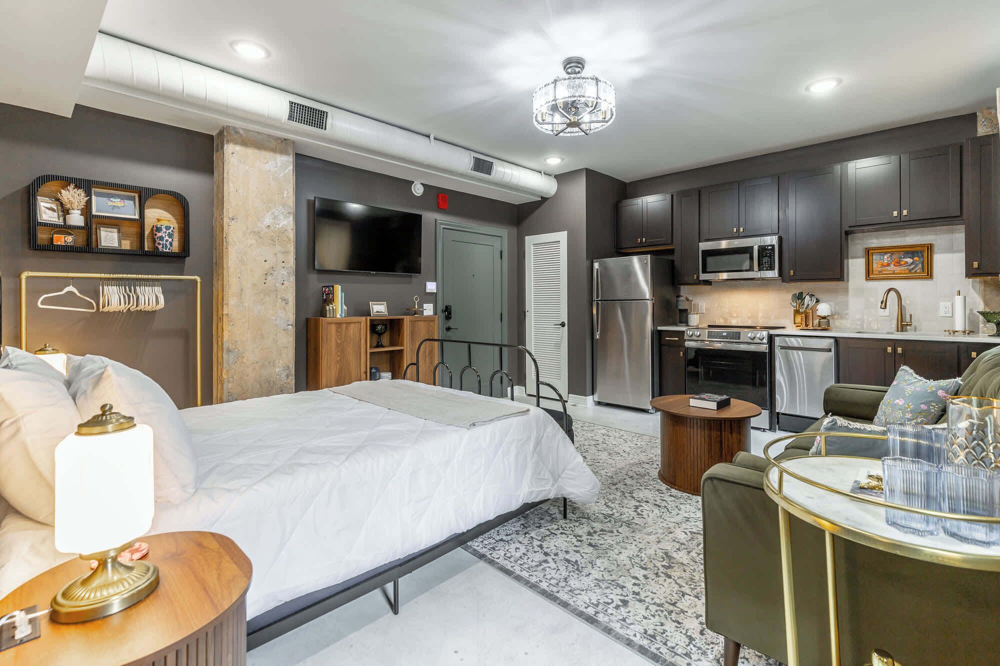 Iron/ironing board, WiFi, bed sheets