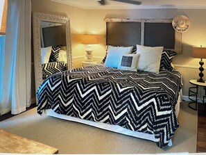Room - The Red. Amazing lakefront retreat with BIG views, big decks, and a 'Lake Pool'! (Lake Lure)