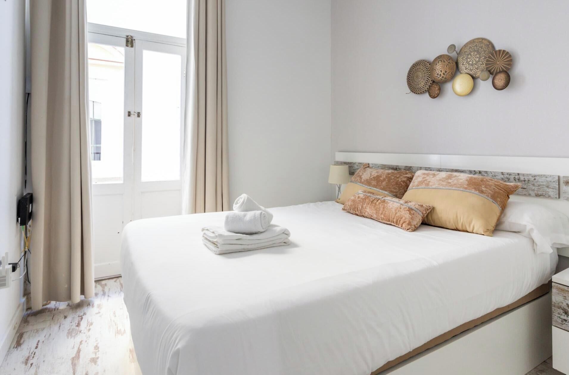 Iron/ironing board, bed sheets