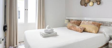 Iron/ironing board, bed sheets