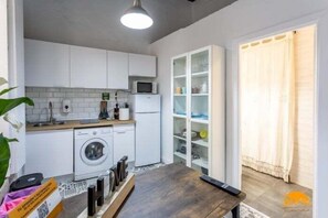 Wasserkocher mit Kaffee-/Teezubehör, Kühlschrank, Mikrowelle, Toaster