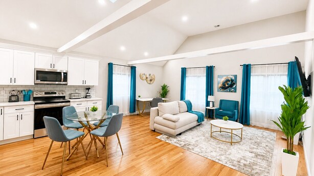 Ein modernes Apartment mit Küche, Essbereich und Wohnzimmer.