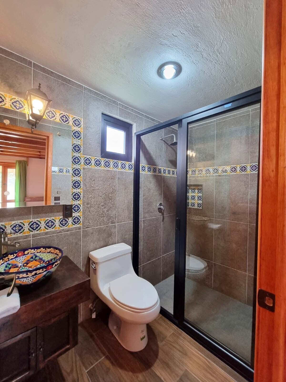 Toallas, jabón, papel de baño 