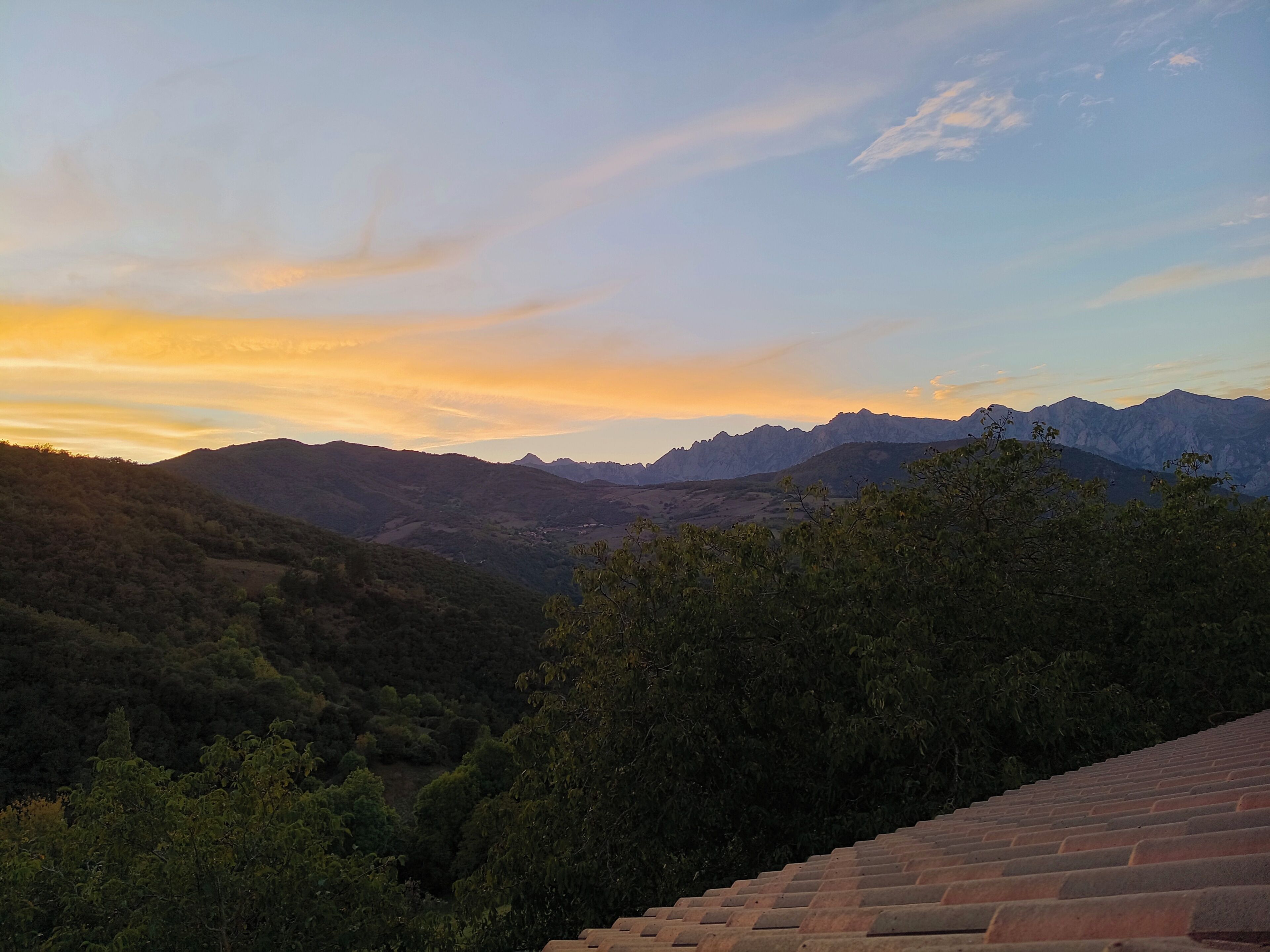 Un paisaje montañoso con cielo despejado y vista a montañas distantes.
